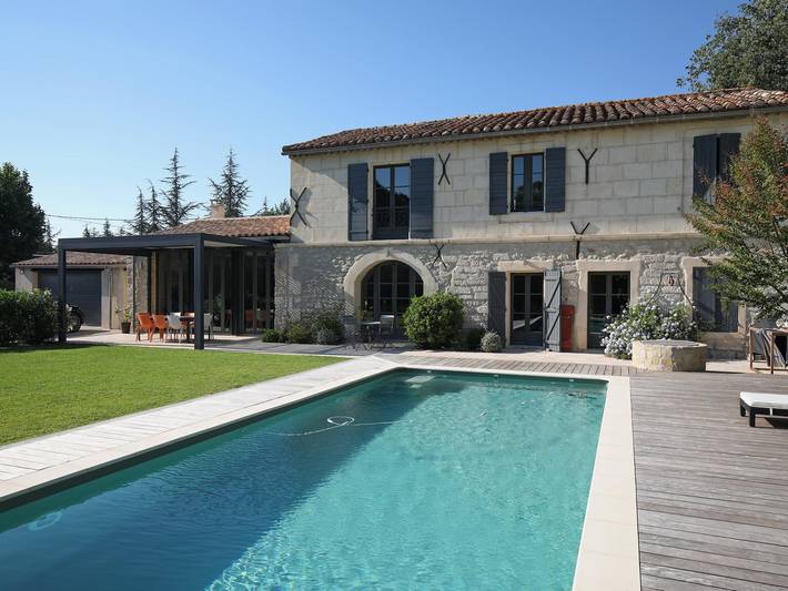 Location de vacances pour 8 personnes, avec Terrasse ainsi que Jardin et Piscine à Saint-Étienne-du-Grès