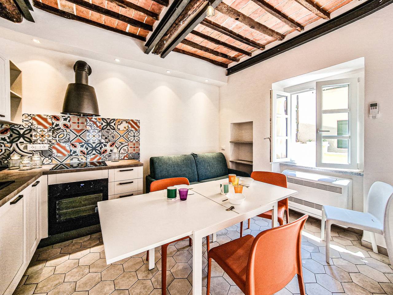 Entire apartment, Apartment 'Campo City Center' with Private Terrace, Balcony and Air Conditioning in Spiaggia di Marina di Campo, Marina di Campo
