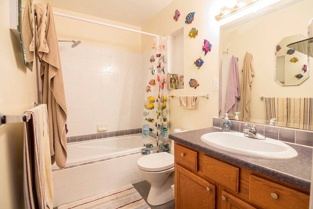 4 Bedroom Pet Friendly Cottage Ruhige, abgeschiedene Lage am Wasser in Secret Cove in Sunshine Coast Regional District