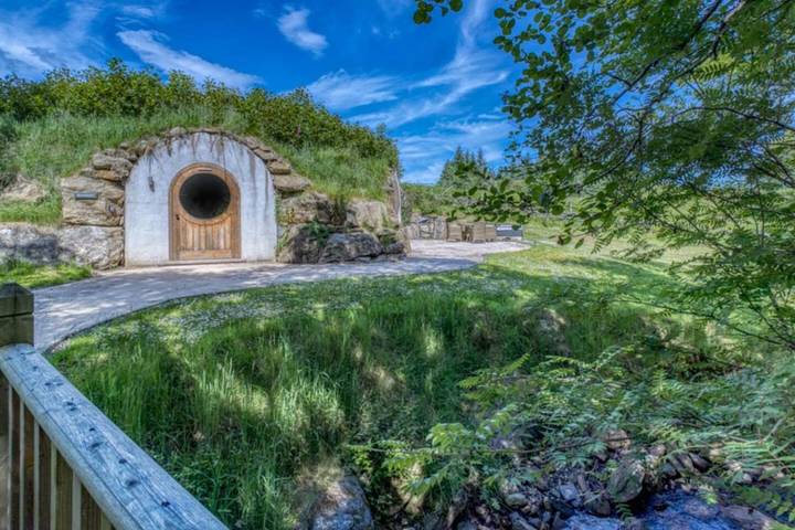 Glamping for 4 people, with Balcony and Hot tub as well as Garden in Perthshire