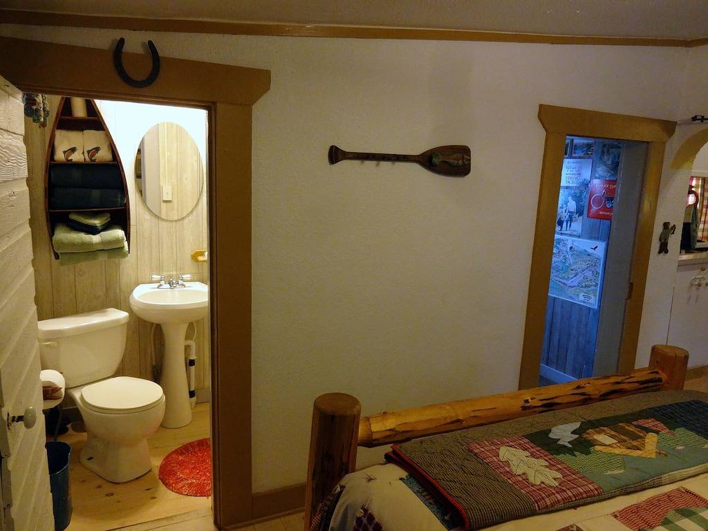 Eine kleine Hütte mit Whirlpool in Red Lodge, Montana. in Red Lodge, Absaroka Range