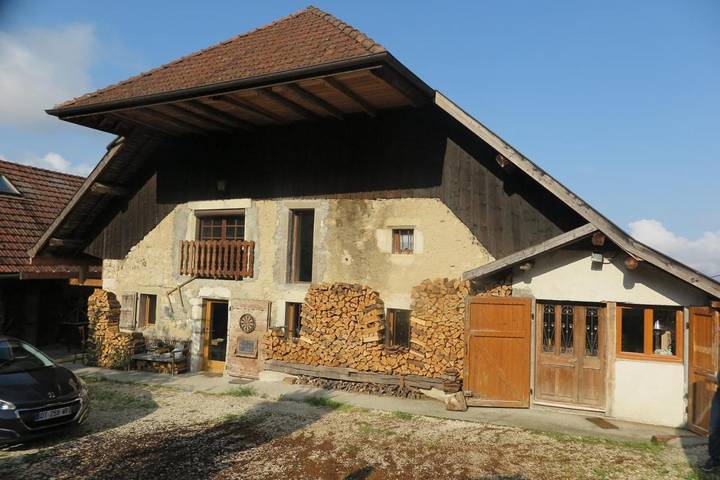 Gîte pour 3 personnes, avec jardin et vue, animaux acceptés à Saint-Offenge-Dessus