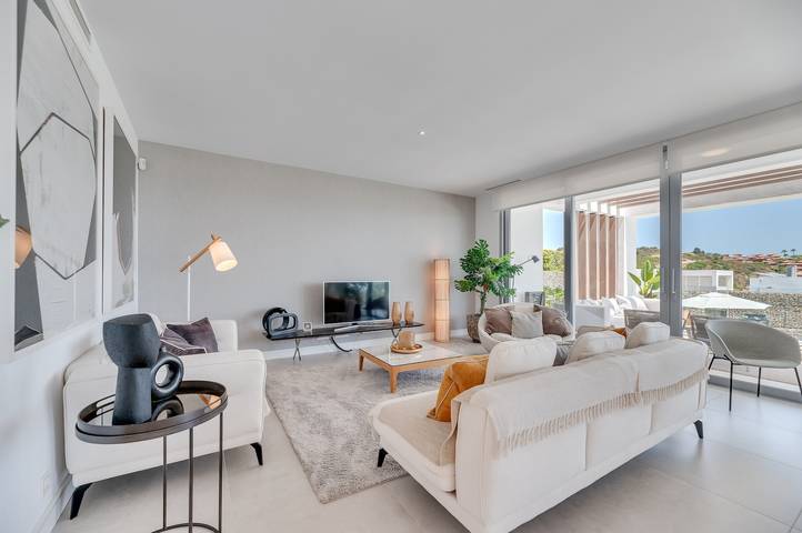 Villa 'Riva' with Sea Views, Wi-Fi and Air Conditioning in Las Chapas, Marbella