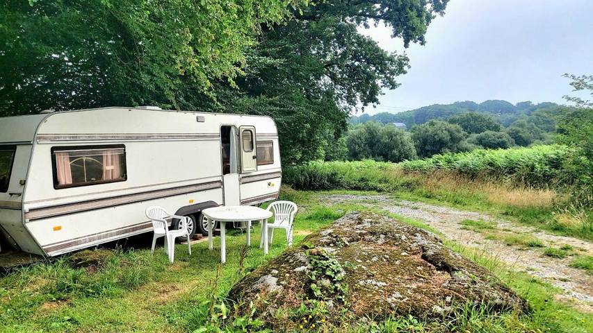 Camping pour 2 personnes, avec terrasse et jardin ainsi que piscine et jacuzzi