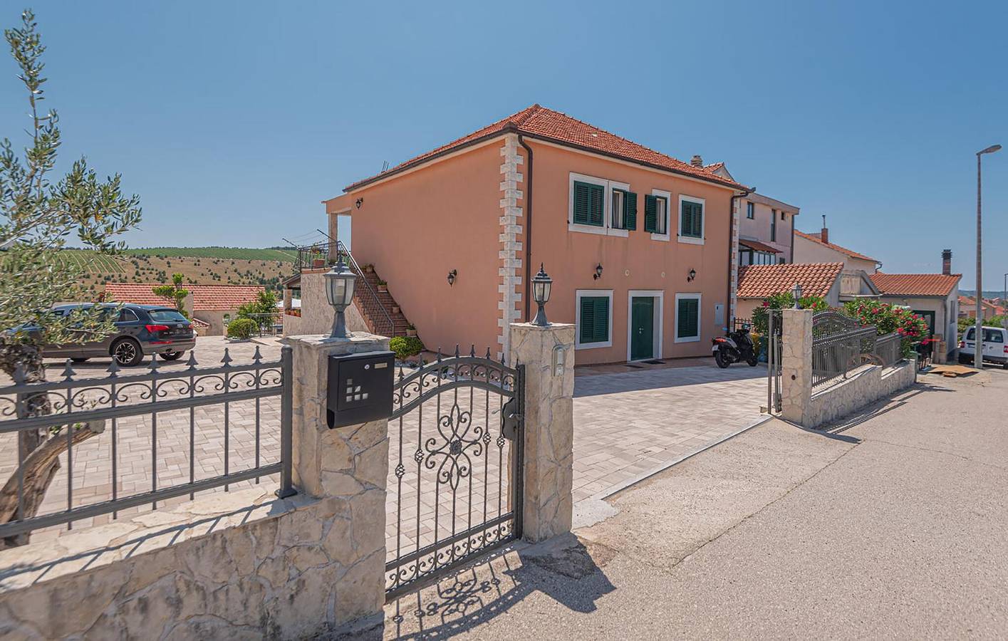 Ganze Ferienwohnung, Reizende 2-Zimmer-Wohnung mit Pool, Terrasse und WLAN in Küstennähe in Šibenik-Knin