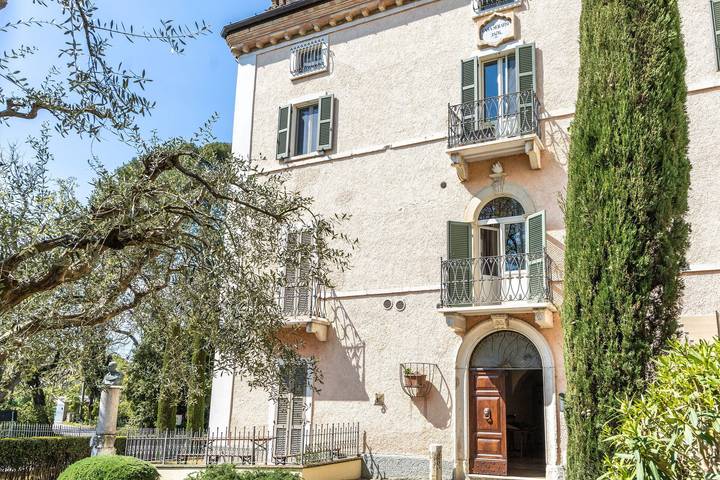 Location de vacances pour 4 personnes, avec piscine ainsi que jardin et balcon à Serrungarina