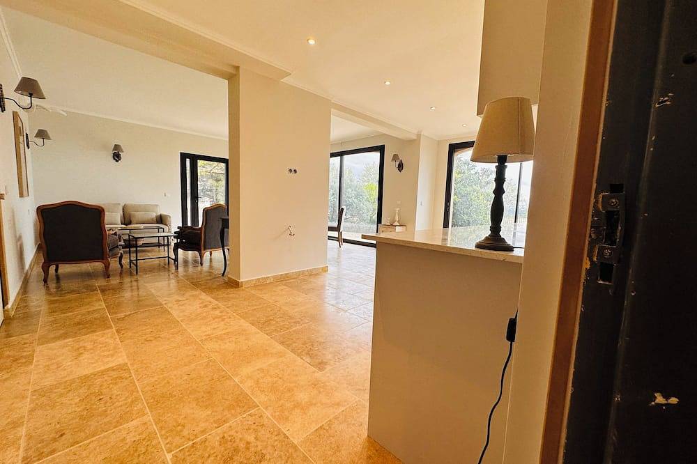 Ganze Wohnung, 2 Bedrooms, 2 Bathrooms with terrace - near Lourmarin - Apartment 7 in Vaugines, Regionaler Naturpark Luberon