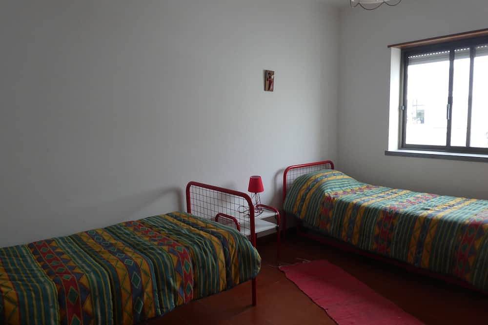 A pocos metros de una playa magnífica para la práctica del surf. in Silveira, Distrito de Lisboa