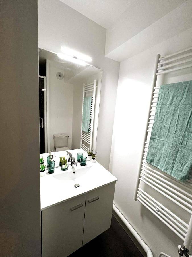 Appartement entier, Studio with Terrace in Gagny, Seine-Saint-Denis