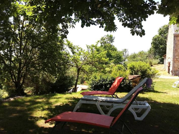 Location de vacances pour 14 personnes, avec vue ainsi que terrasse et piscine à Charensat - 4