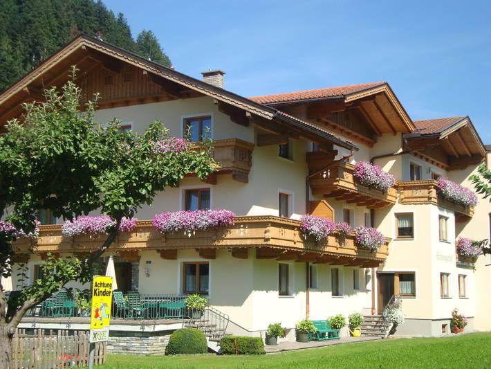 Appart’hôtel pour 4 personnes, avec Balcon ainsi que Terrasse et Jardin à Fügen