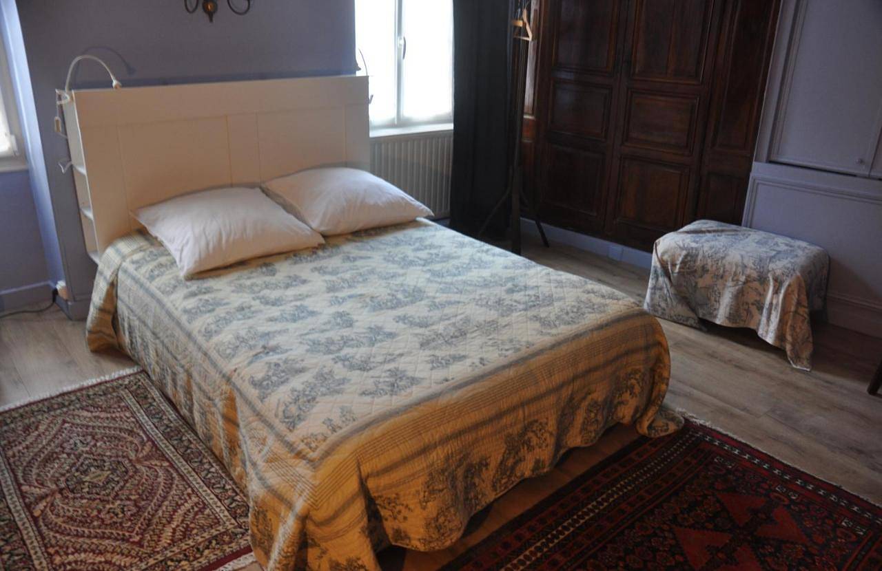 Vaste chambre au centre du bourg in Saulieu, Région de Montbard