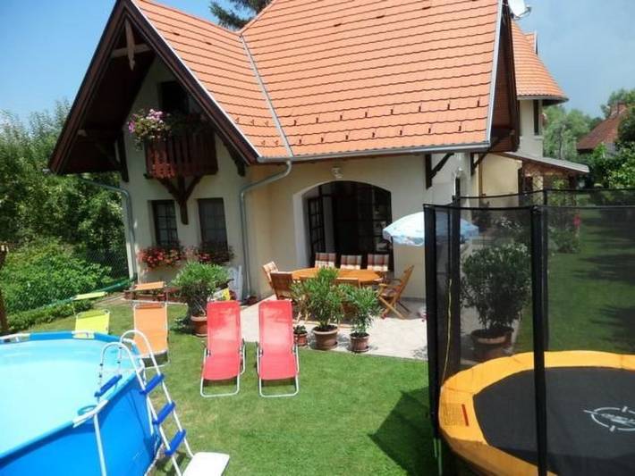 Ferienwohnung für 8 Personen, mit Terrasse und Garten sowie Pool in Balatonföldvar