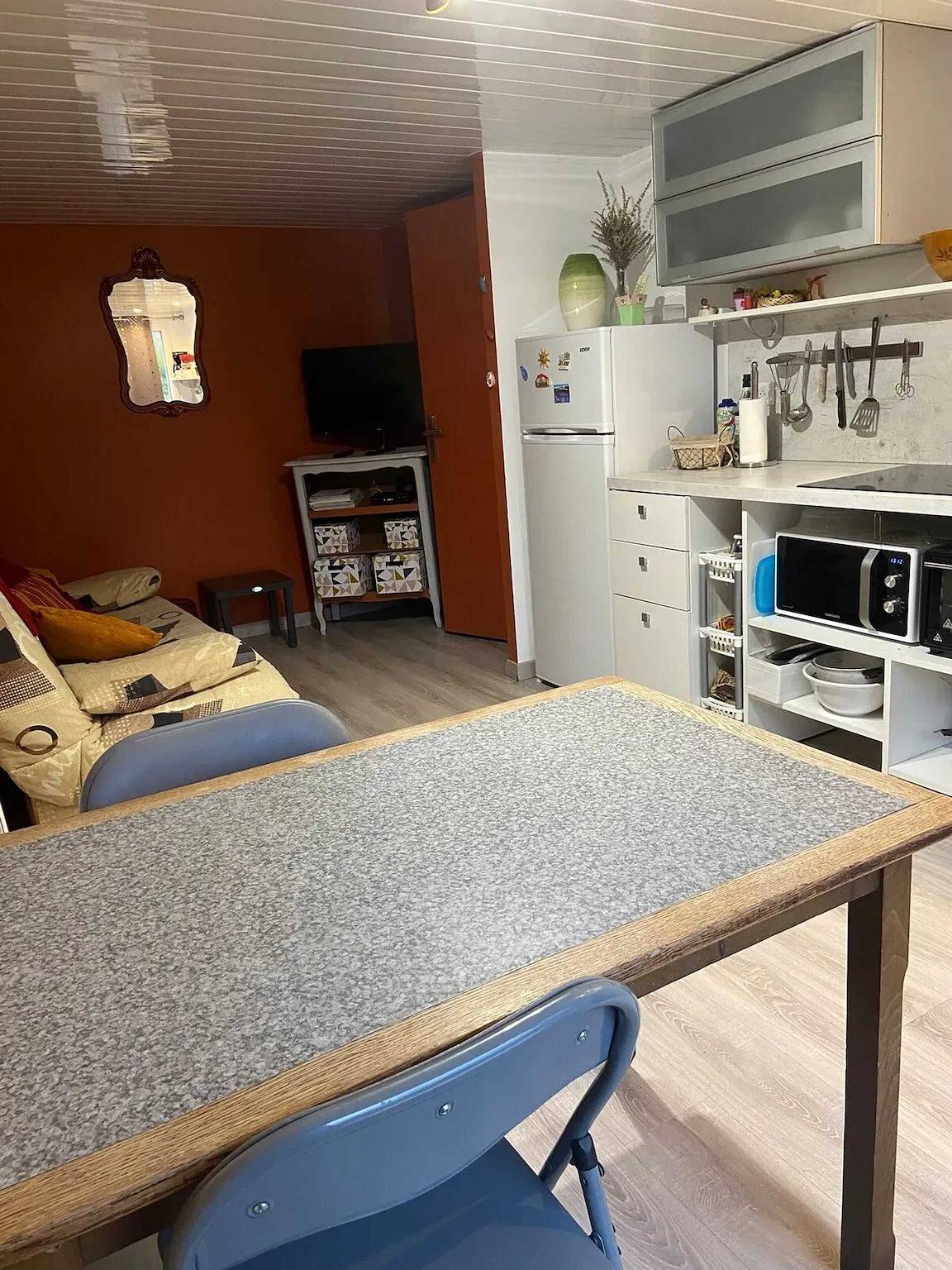 Appartement entier, Appartement rénové à Lapte avec terrasse 40 m² in Lapte, Haute-Loire