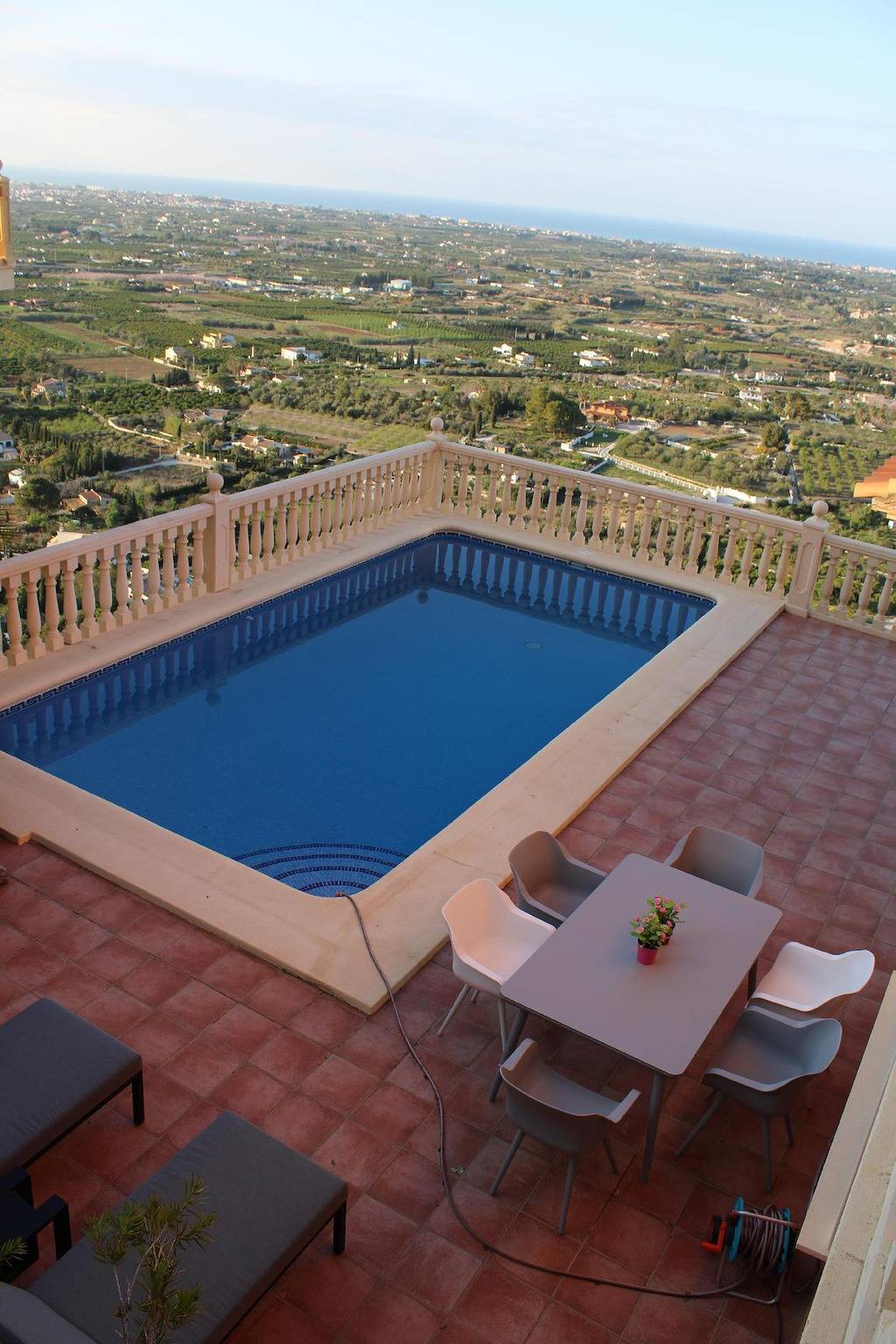 Modernes freistehendes Ferienhaus mit traumhaftem Panoramablick in La Sella, Pedreguer