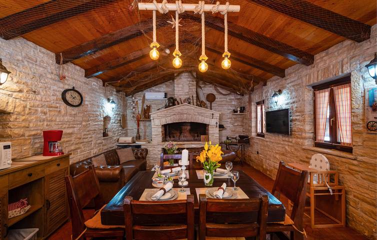 Geräumige Ferienwohnung mit Pool, Küche und 1,5 km Entfernung zum Strand in Novigradsko More, Zadar