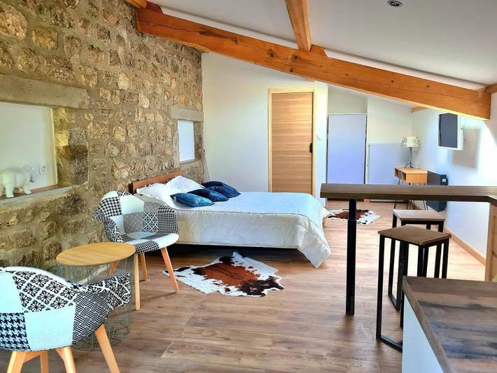 Chambre d’hôte pour 2 personnes, avec piscine ainsi que terrasse et vue à Saint-Romain-Lachalm