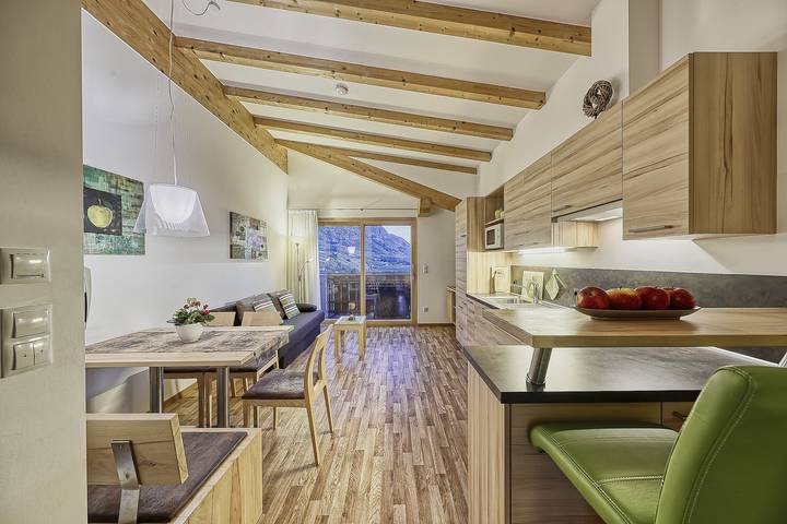 Appartamento intero, Appartamento "Feldhof Apfeloase" con piscina di acqua salata, prato panoramico e balcone in Caines, Val Passiria