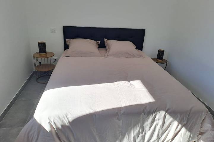 Location de vacances pour 8 personnes, avec terrasse et jardin à Saint-Victor-la-Coste - 3