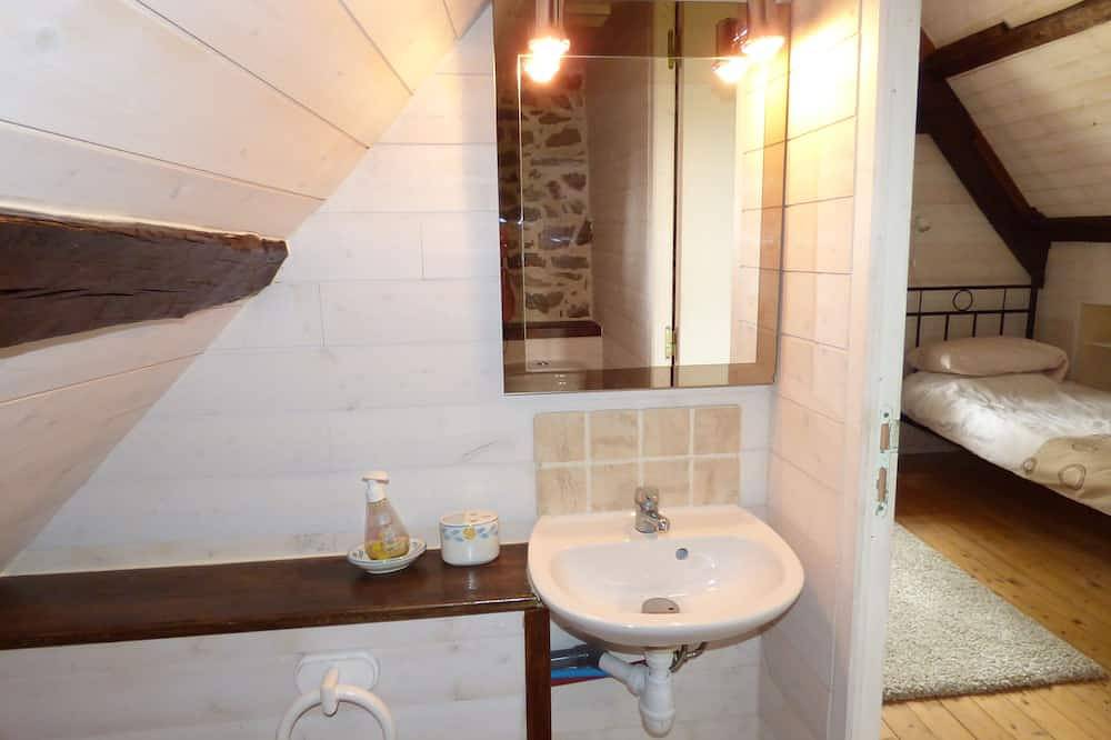 Stunning Brittany cottage right on the bank of the River Vilaine. in Guipry, Región de Redon