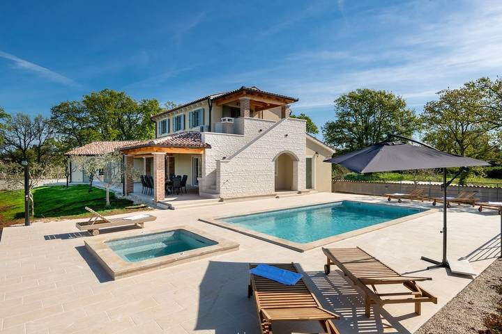 Villa pour 9 personnes, avec piscine et balcon/terrasse à Kavran - 2