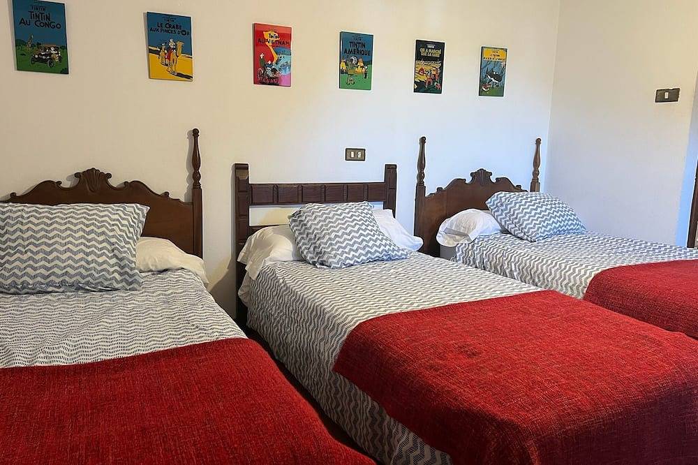 Impressive 18th century farmhouse from Montañes. in Entrambasaguas, Cantabrian Coast