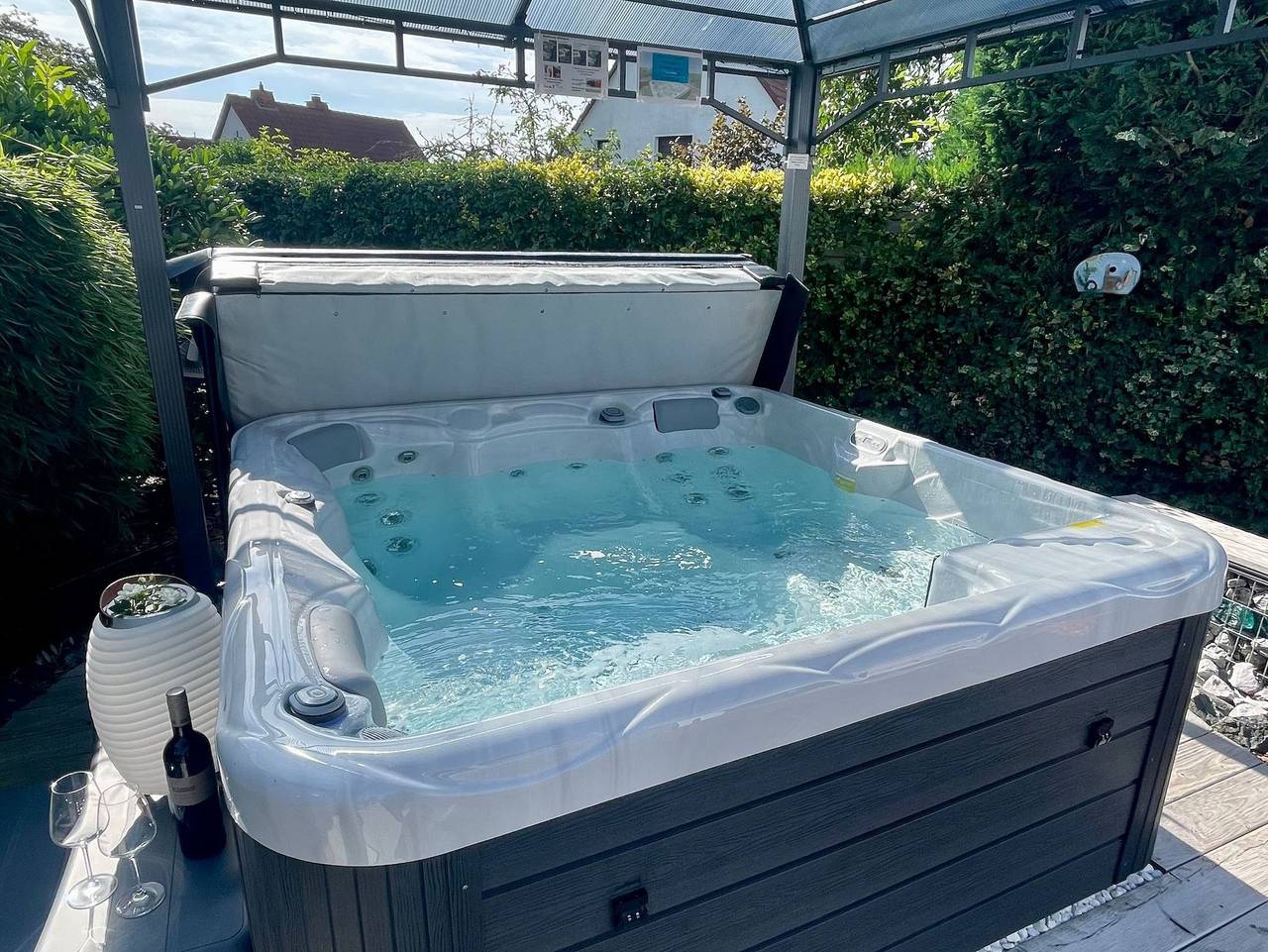 Ganze Ferienwohnung, 4 **** Ferienwohnung Schlossblick Sauna Pool Jakuzzi privat - 4-Sterne Ferienwohnungen Schlossblick mit privat buchbarem Wellness + Pool in Braunfels, Lahn-Dill-Kreis