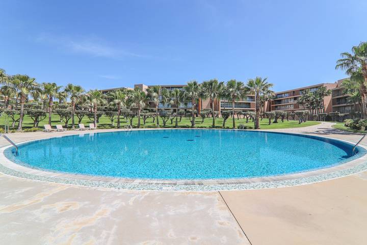 Apartamento inteiro, Apartamento Salgados 12C com Piscina, Wi-Fi, A/C, Varanda & Jardim in Guia, Distrito de Faro