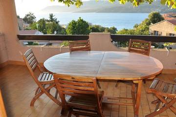 Péniche pour 4 personnes, avec balcon et jardin en Corse