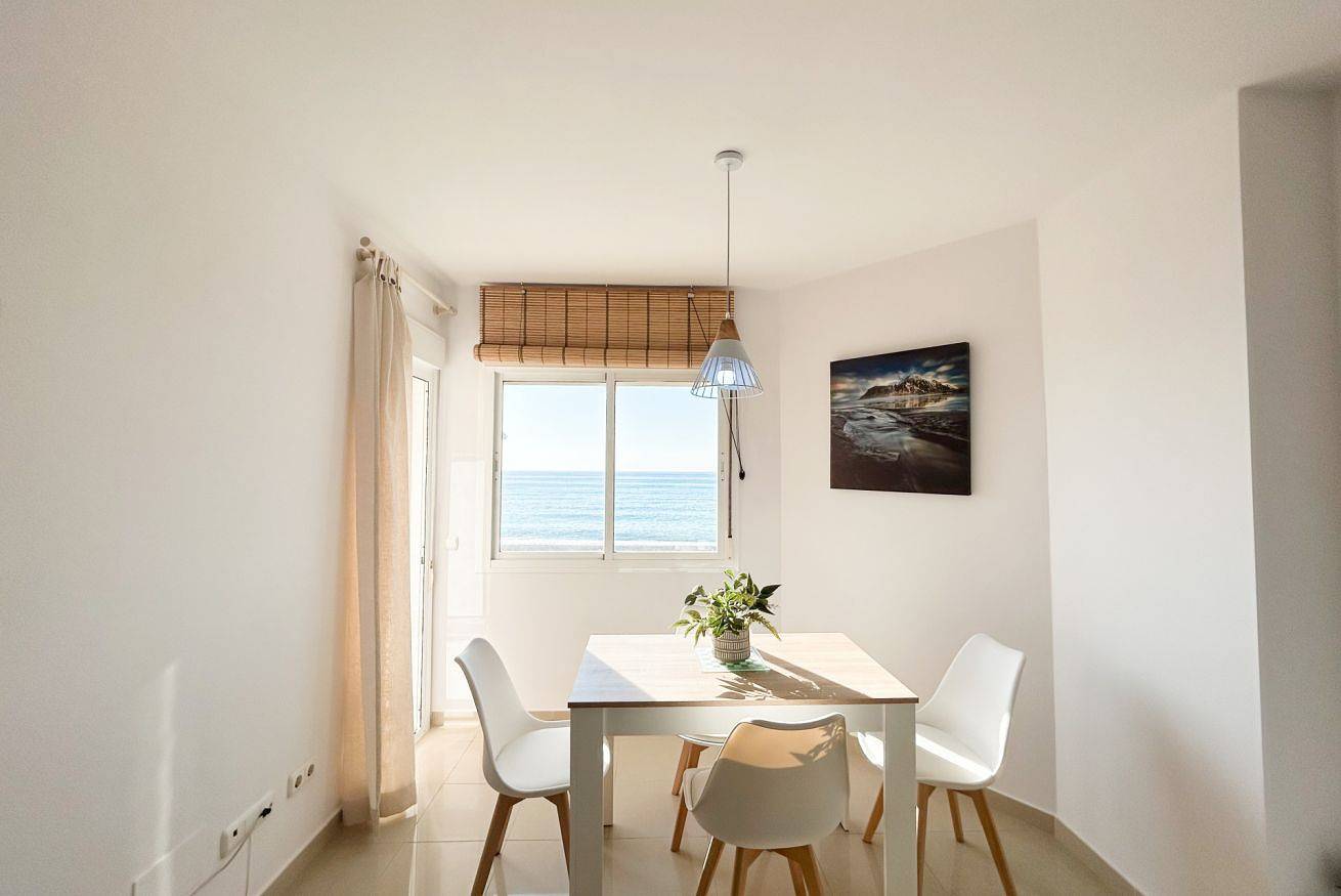Apartamento entero, Apartamento en 1ª línea de playa de Sabinillas con vistas al mar in San Luis de Sabinillas, Manilva