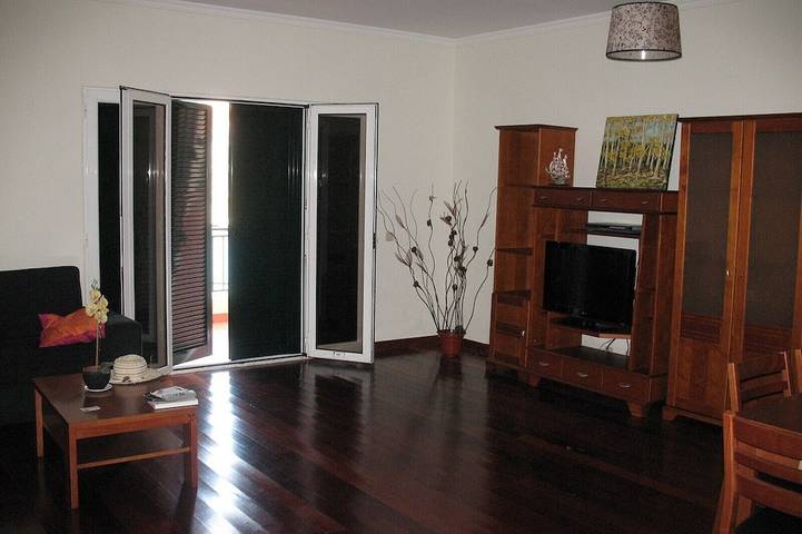 Apartamento entero, Amplio apartamento de tres habitaciones junto al paseo marítimo. in São Martinho, Isla de Madeira