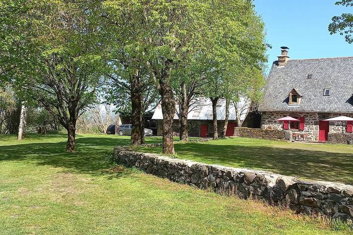 Chambre d’hôte pour 6 personnes, avec jardin dans le Cantal