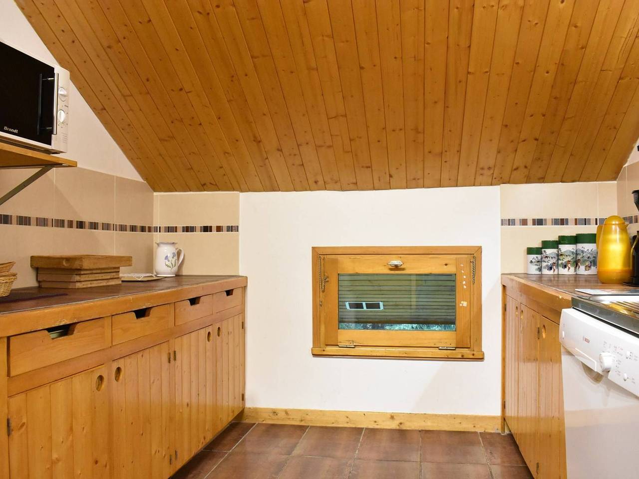 Entire apartment, Spacious 4-Room Mezzanine Apartment for 9 near Meribel Slopes in Les Allues, Les Trois Vallées