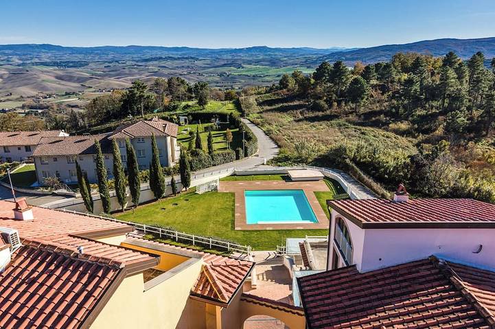 Agriturismo per 2 persone, con giardino e piscina in Chianni