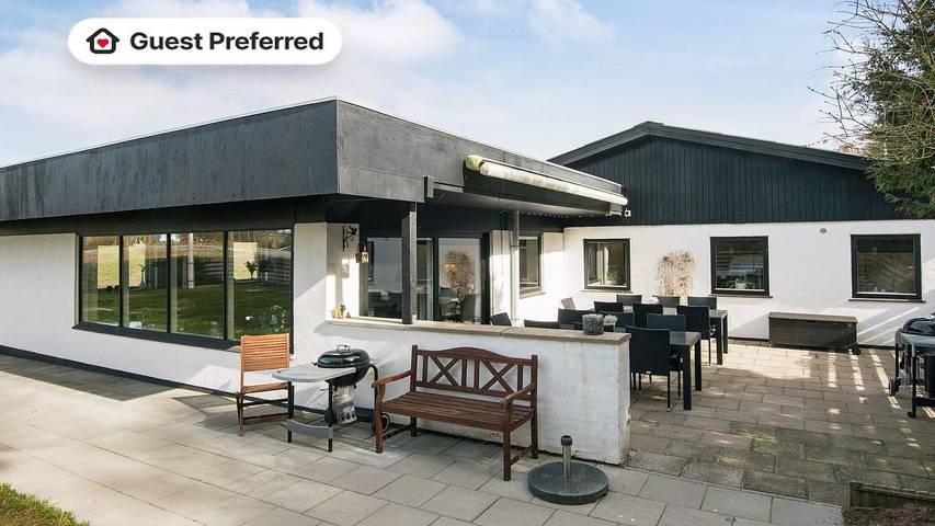 Ferieudlejning for 31 personer, med terrasse i Djursland