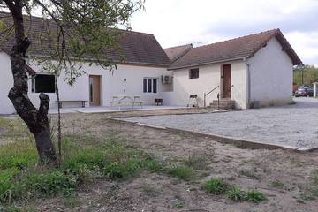 Cottage pour 10 personnes, avec jardin et terrasse, animaux acceptés dans Saint-Pourçain-sur-Besbre