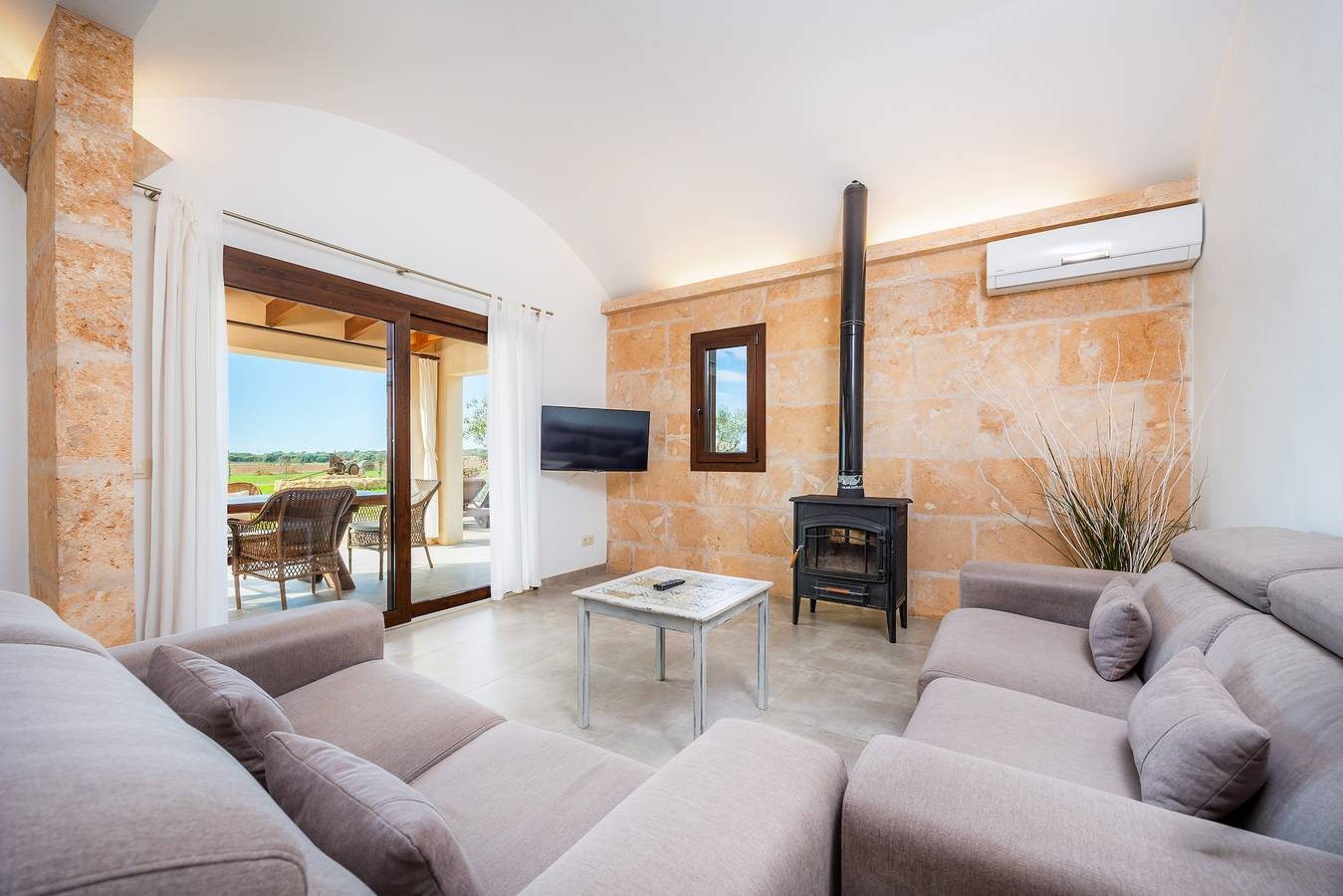 Villa 'Es Porxo' with Mountain View, Wi-Fi and Air Conditioning in Campos, South Majorca