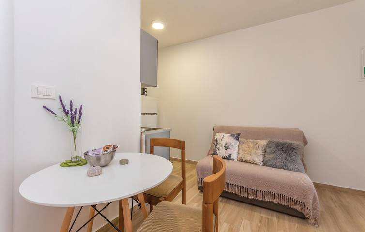 Ganze Ferienwohnung, Gemütliches Apartment mit WiFi, AC, Parkplatz, Terrasse - 700m zum Strand in Općina Sveti Filip i Jakov, Zadar