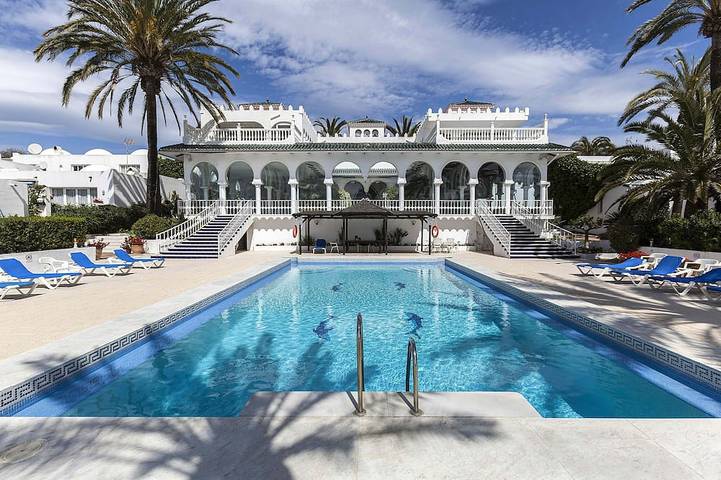 Cheap villa for 5 people, with pool and garden in Marbella