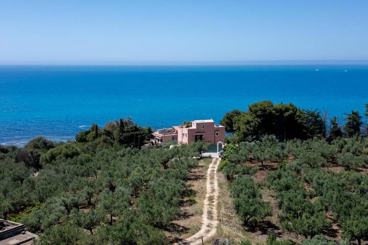 Villa per 10 persone, con panorama e giardino, adatto a famiglie con bambini a Sciacca