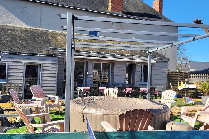 Location de vacances pour 14 personnes, avec Jacuzzi et Jardin à Étriché