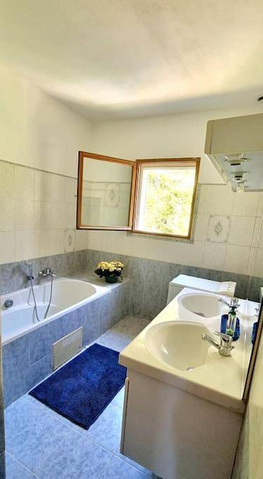 Gîte pour 4 personnes, avec vue ainsi que jardin et terrasse à Levie - 4