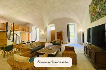 Gîte pour 8 personnes, avec jacuzzi ainsi que piscine et jardin à Rochessauve