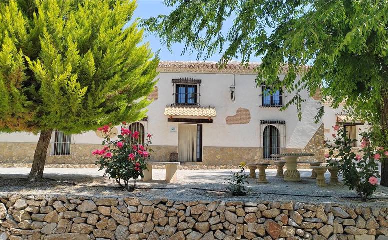 Casa rural para 19 personas, con Balcón y Terraza además de Jardín y Piscina en Huéscar