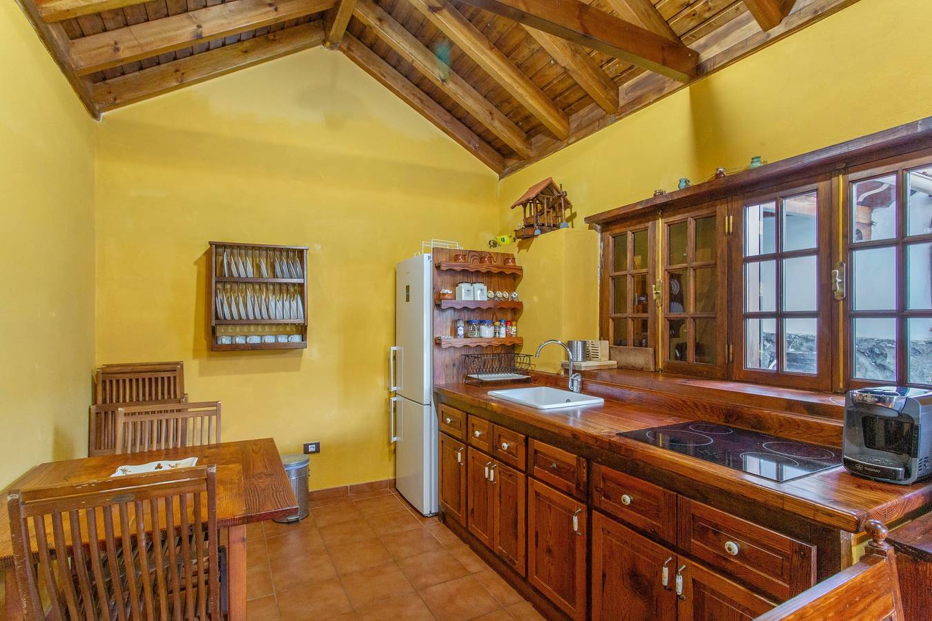 Apartamento entero, Apartamento vacacional 'El Pajar De Inés' con vistas al mar, terraza privada y Wi-Fi in La Orotava, Tenerife Norte