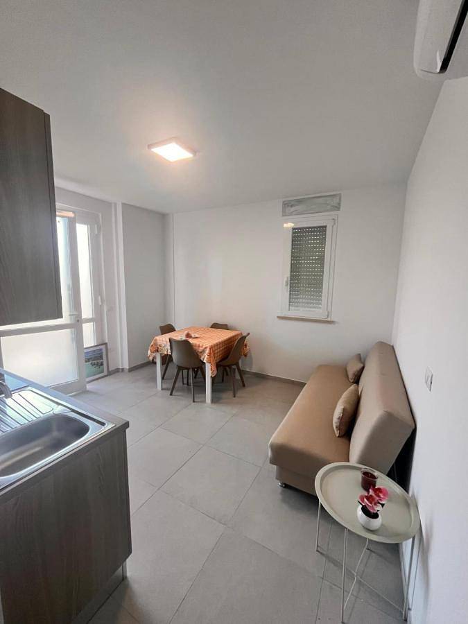 Appartamento per 5 persone, con Terrazza e Giardino a Villa Rosa
