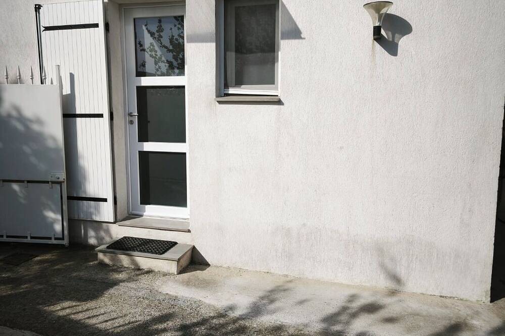 Ground floor with beautiful garden and view in Saint-Laurent-du-Var, Cannes region