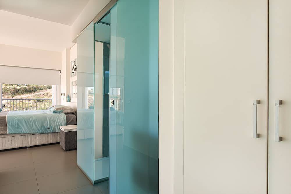 Entire apartment, Modern penthouse in prime location located between Marbella and Malaga in La Capellania, Benalmádena