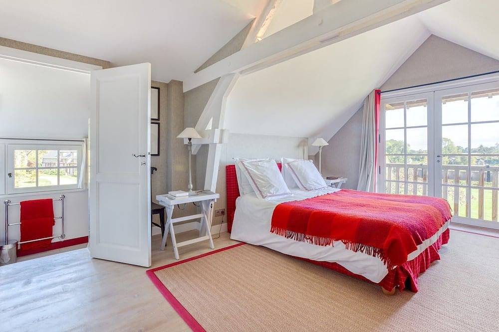 Beautiful family home with heated pool and tennis court 15 minutes from Deauville in Quetteville, Region de Lisieux