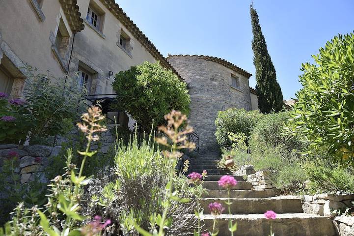 Mazet for 4 people. Les Garrigues Apt building of the valley of Baux Paradou in Paradou, Arles region